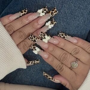 24 Pieces Fake press on nails